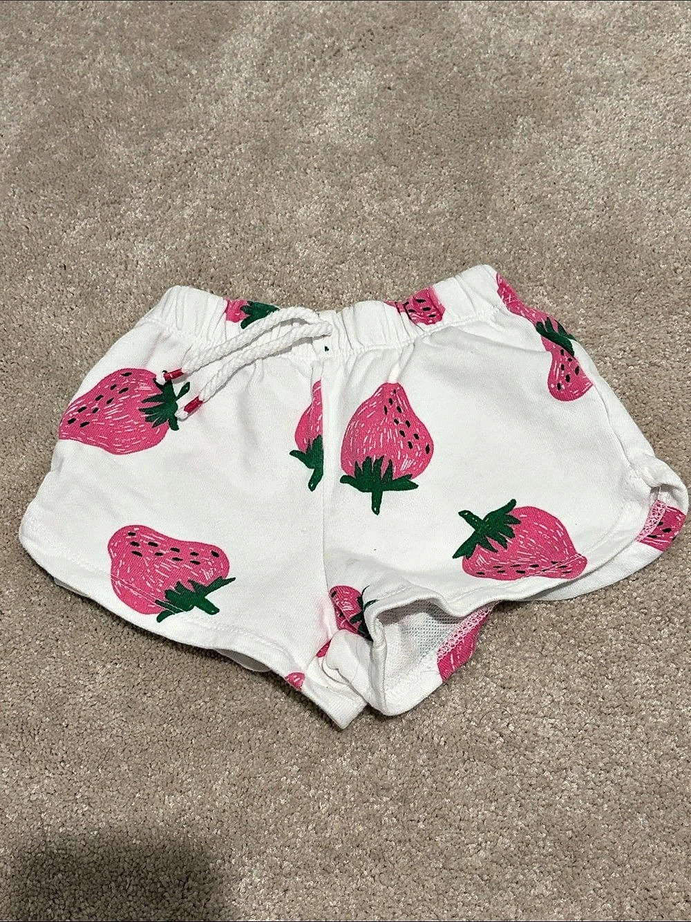 🦄5/25 Zara Strawberry Print Shorts